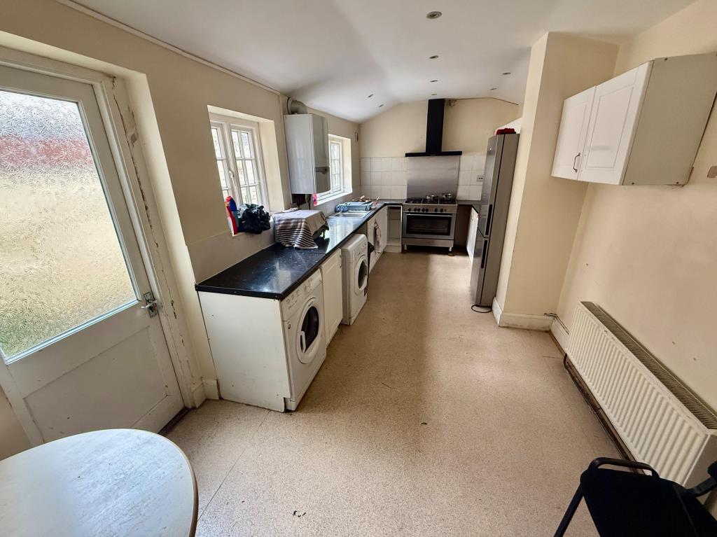 Lot: 138 - LICENSED FIVE-BEDROOM HMO WITH ADDITIONAL SELF-CONTAINED FLAT - Kitchen